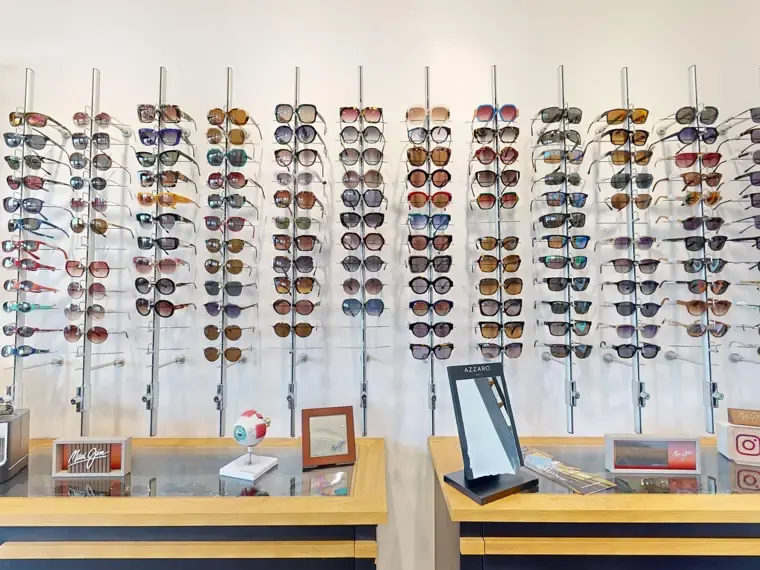 Présentoirs de lunettes solaires à Lherm