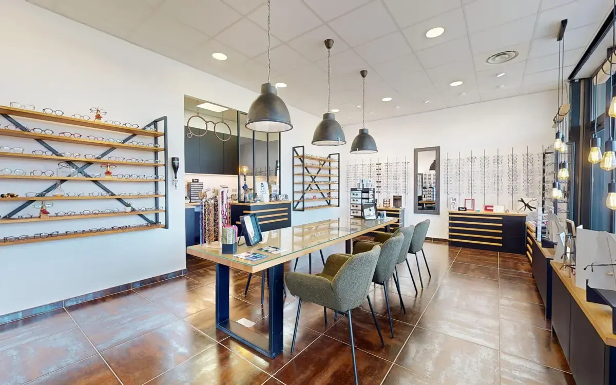 Le magasin Mademoiselle Binocles de Lherm, espace de vente et table de conseil