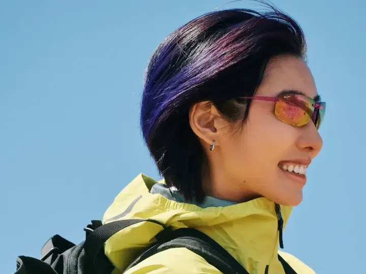 Randonnée en montagne avec des lunettes de soleil