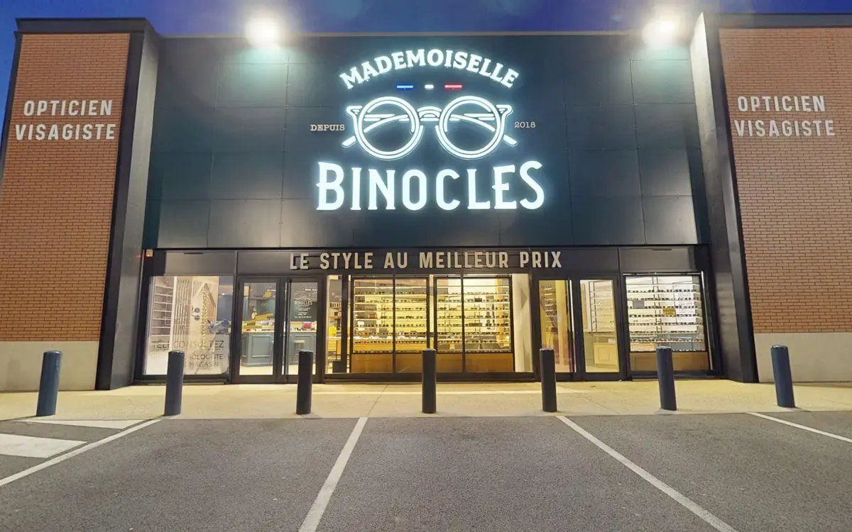 La façade du magasin Mademoiselle Binocles de Cugnaux, illuminée le soir