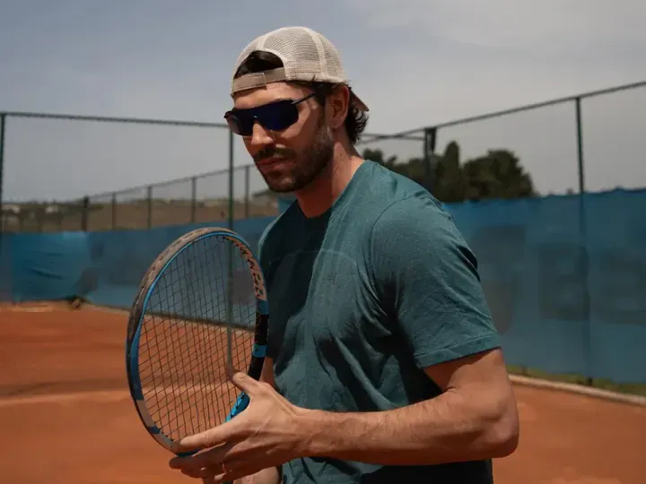 Tennis avec des lunettes de sport