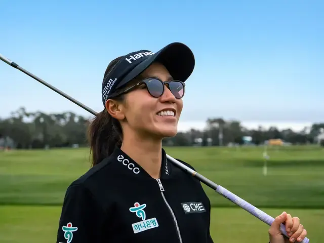 Golfeuse portant des Maui Jim sur un parcours