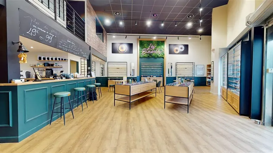 Le comptoir et ses tabourets, magasin de Cugnaux