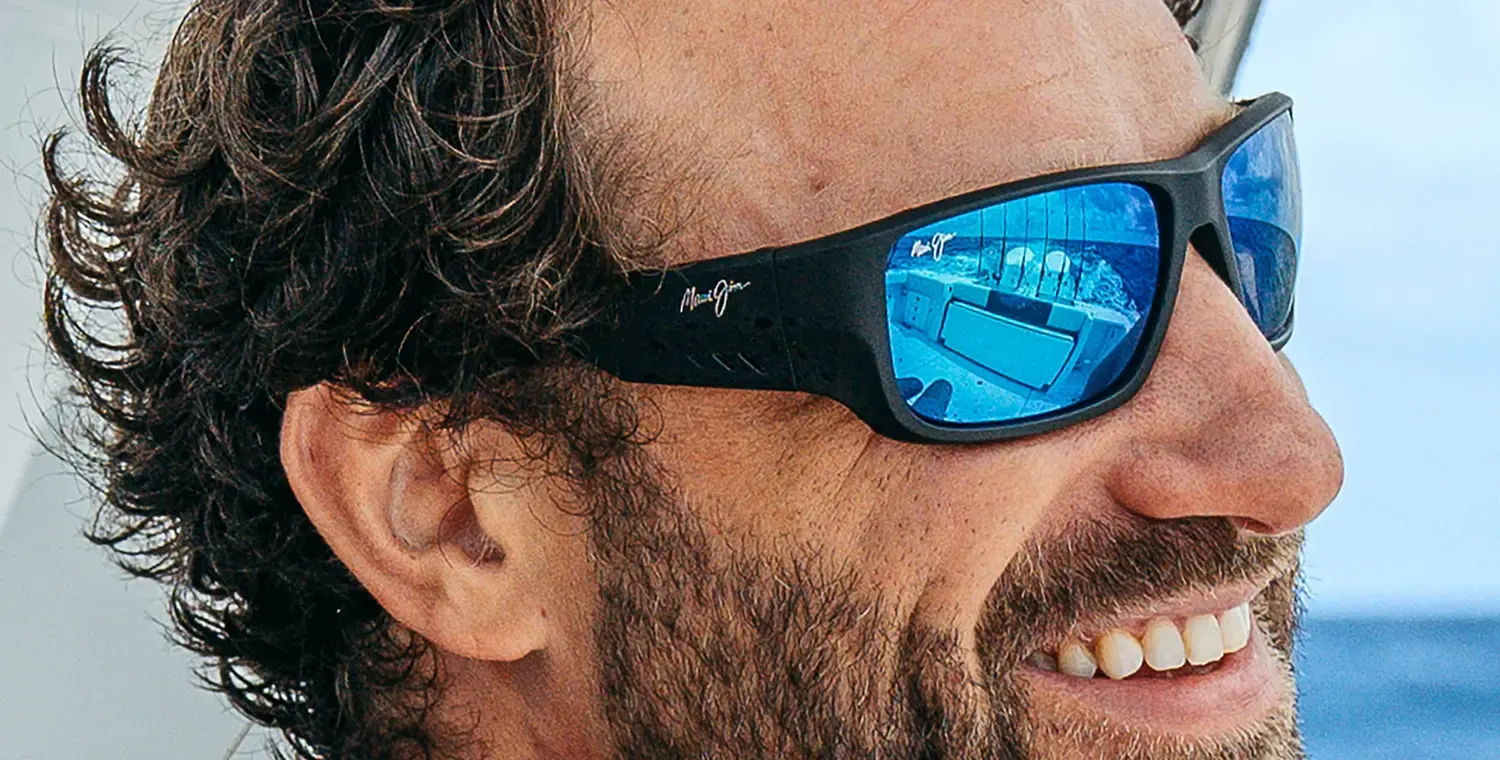 Homme portant des lunettes de soleil polarisées Maui Jim en mer