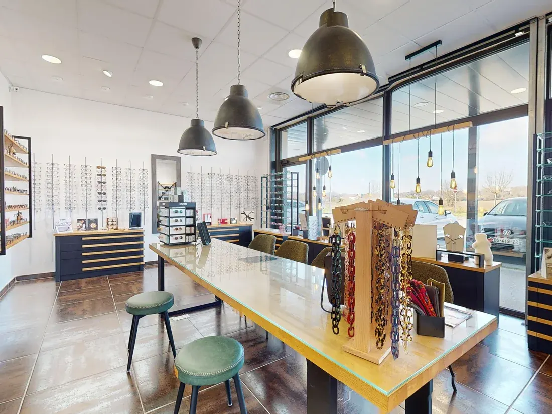 L'espace conseil et les tables d'essayage du magasin de Lherm
